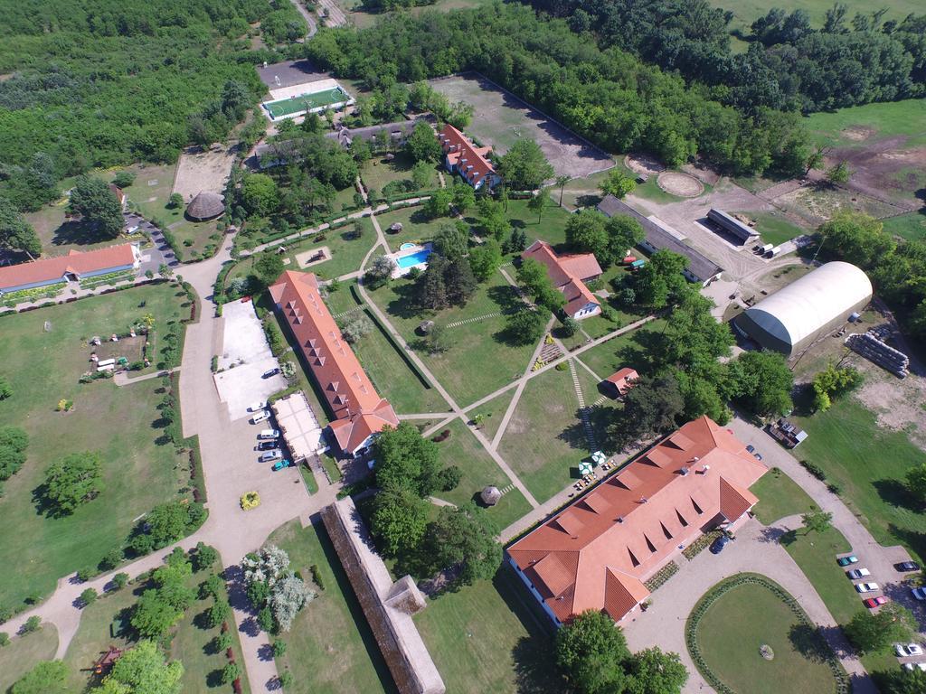 Sarlospuszta Club Hotel Tatárszentgyörgy Εξωτερικό φωτογραφία