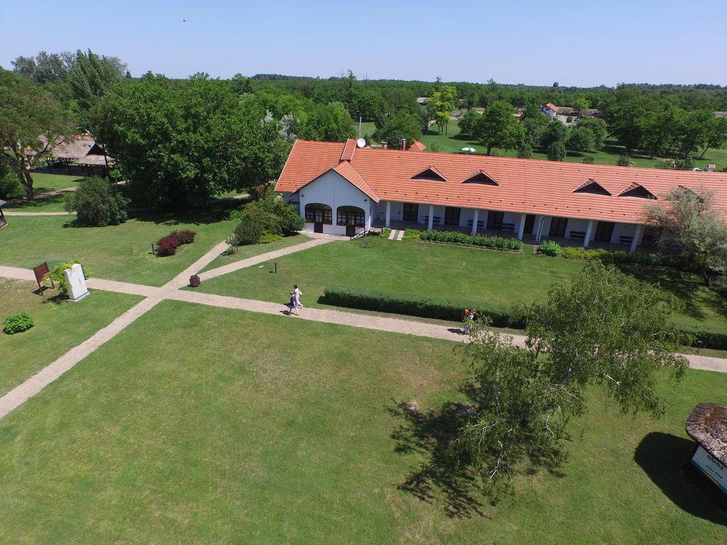 Sarlospuszta Club Hotel Tatárszentgyörgy Εξωτερικό φωτογραφία