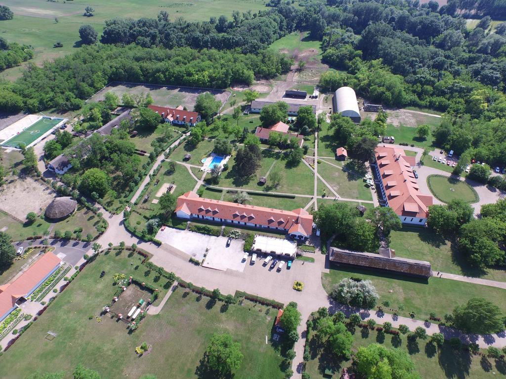Sarlospuszta Club Hotel Tatárszentgyörgy Εξωτερικό φωτογραφία