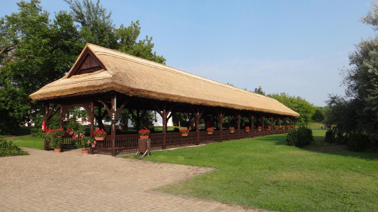 Sarlospuszta Club Hotel Tatárszentgyörgy Εξωτερικό φωτογραφία